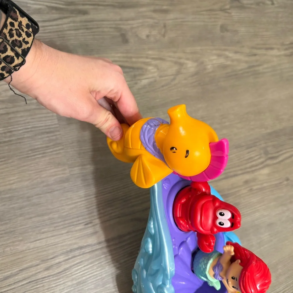 Little People Disney Princess Ariel's Seahorse Carriage Lights Up With Music